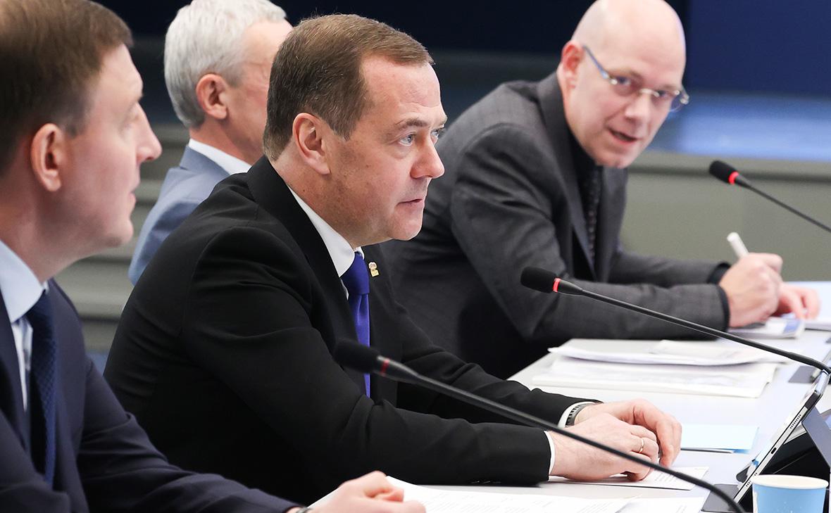 Медведев объявил о формировании движения по борьбе с колониализмом Запада